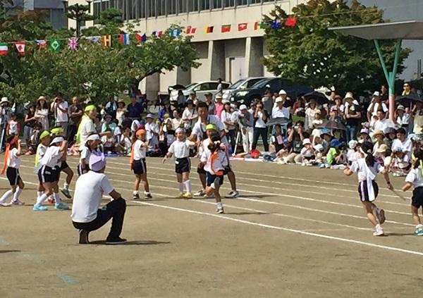 年長組全員リレーの様子(1).JPG