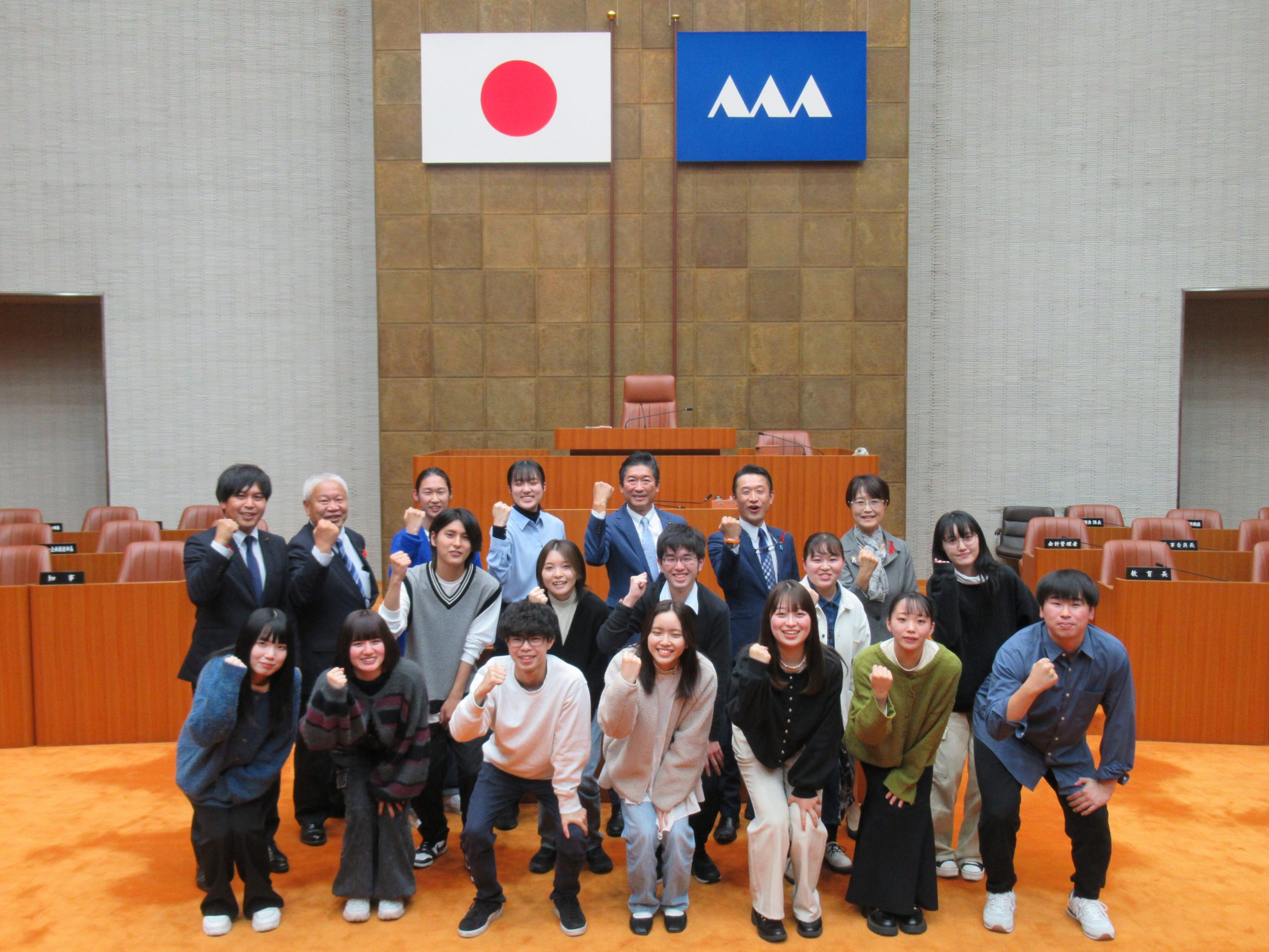 学生と県議会議員との意見交換会が行われました