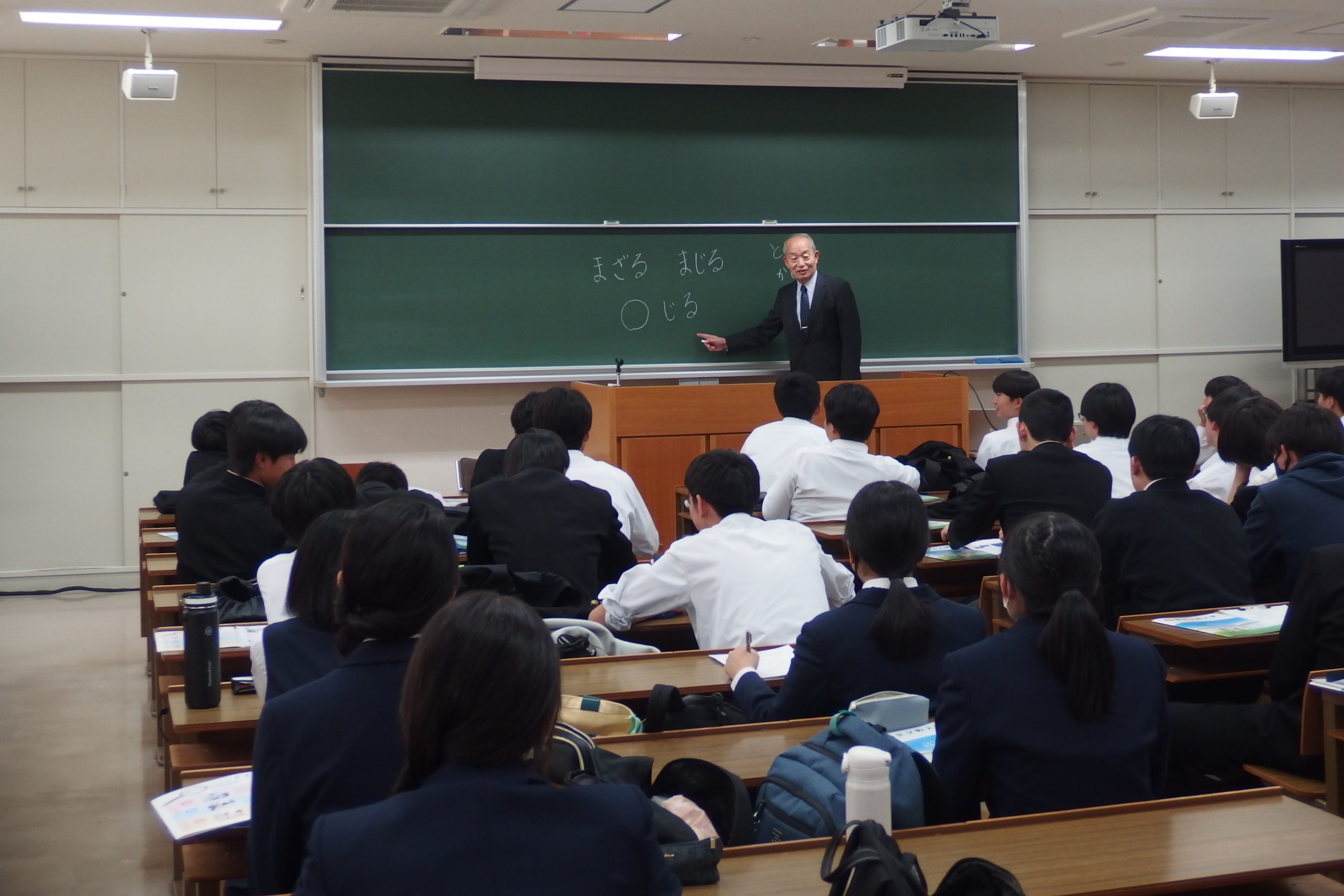 山形大学附属中学校の３年生が来学しました