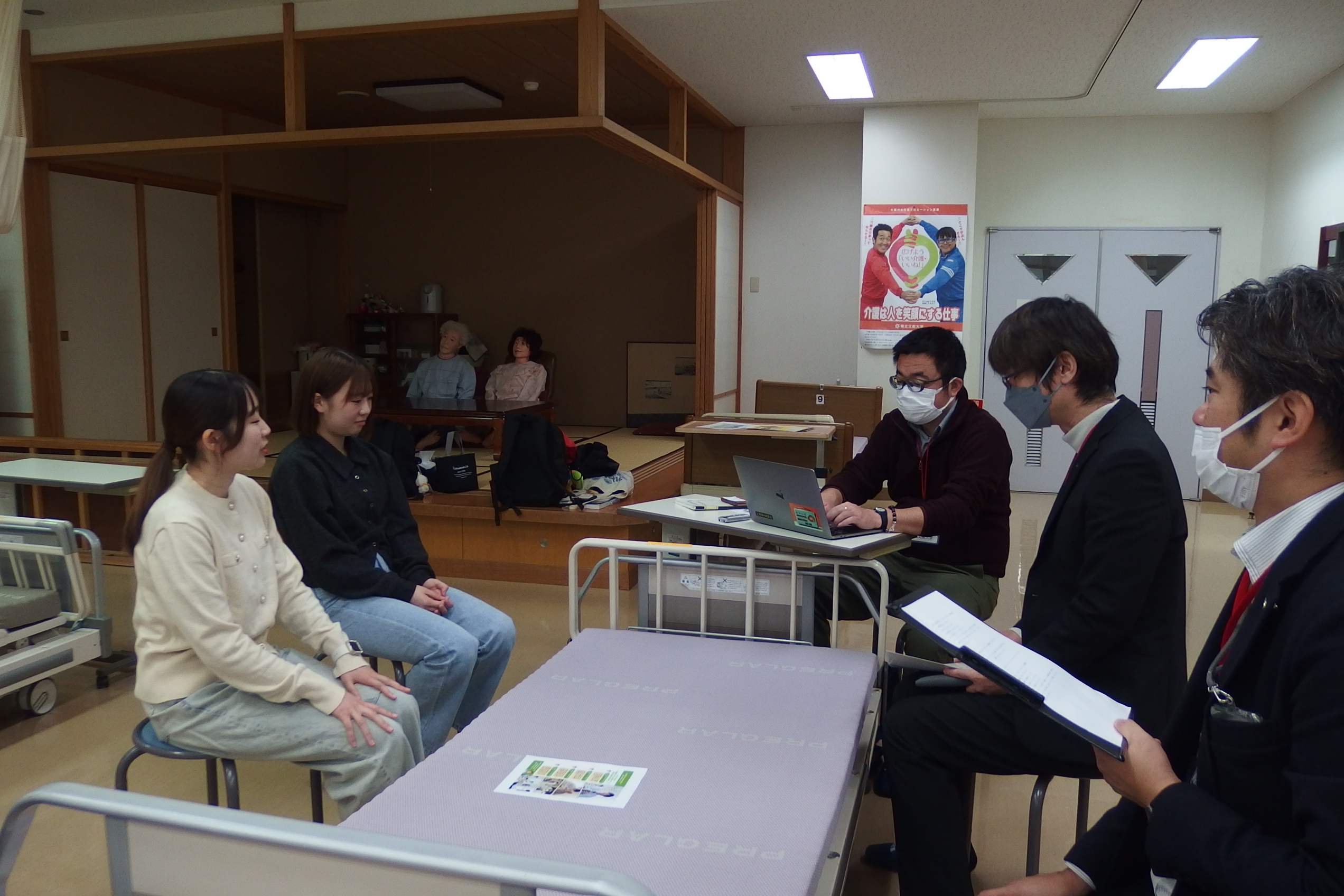 人間関係学科４年生の学生が介護冊子作成に係る取材を受けました！