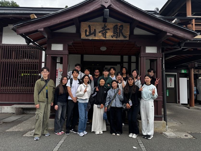 留学生が課外活動で山寺を訪問しました。