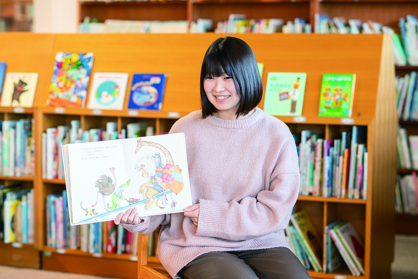 読み聞かせをしている写真