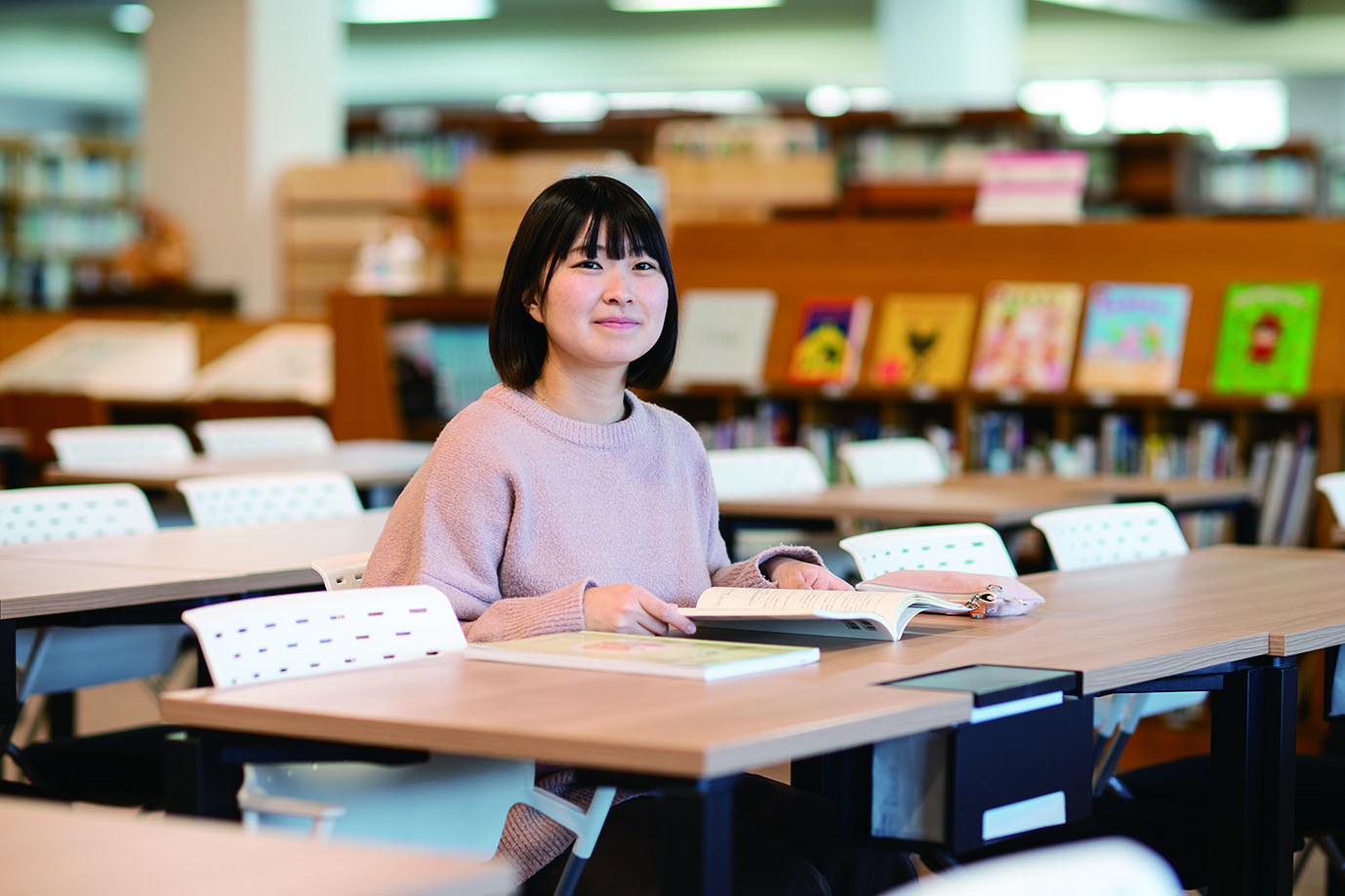座って目線をあげている写真