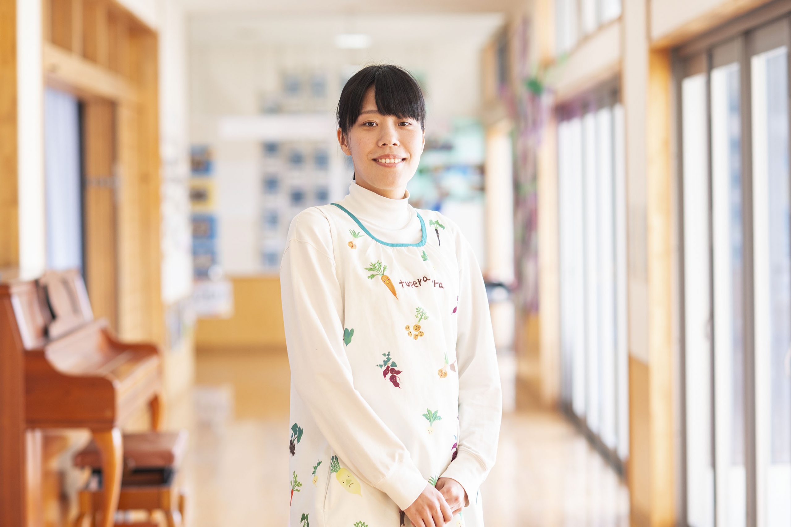 立って正面を向いている写真