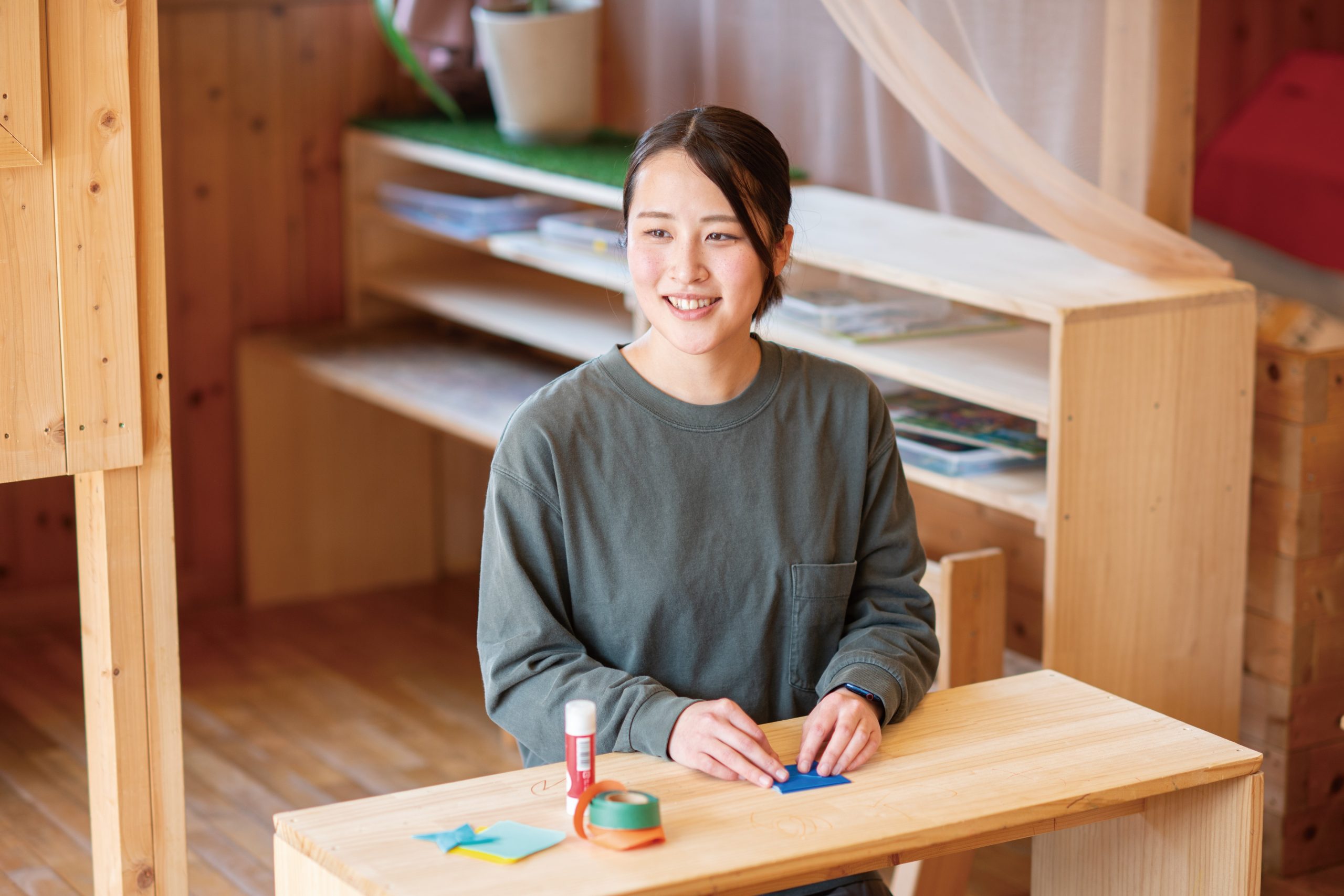 屋内で座っている写真