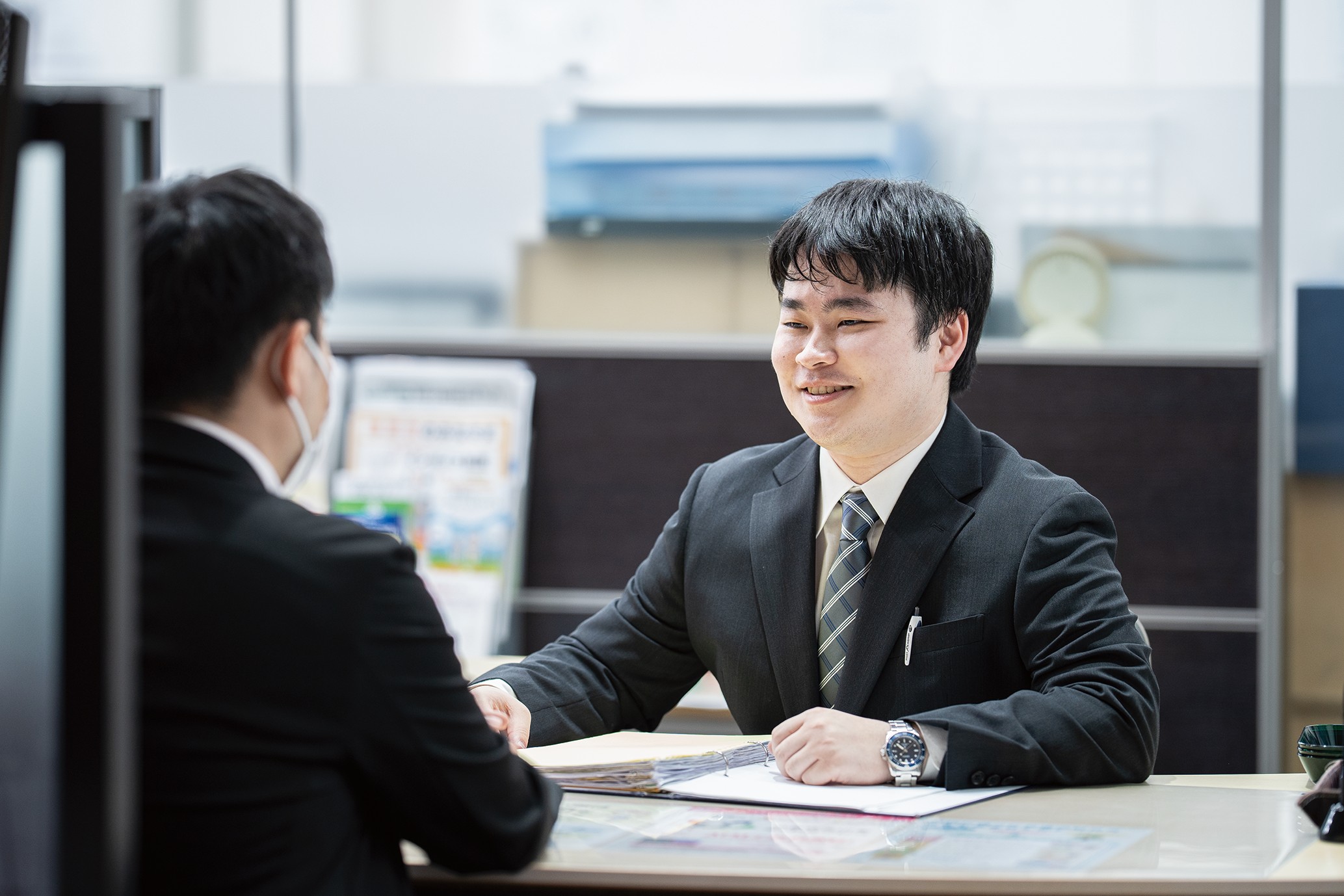 対面で話している写真