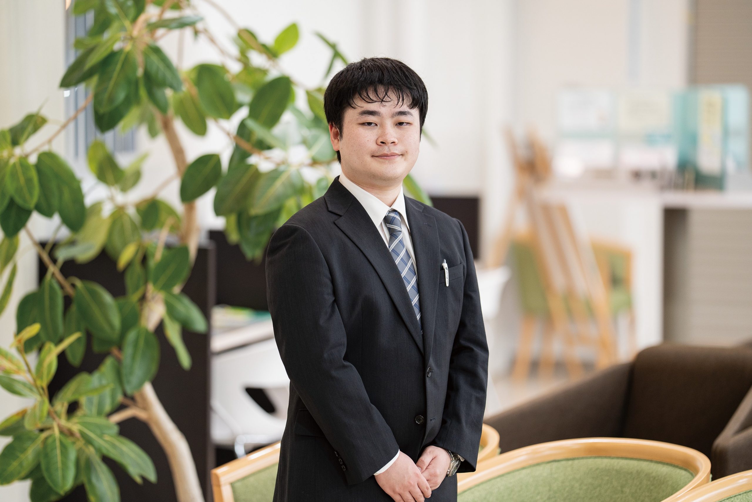 立って正面を向いている写真