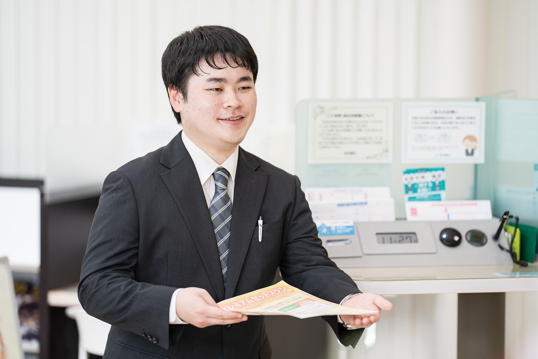 資料を持っている写真