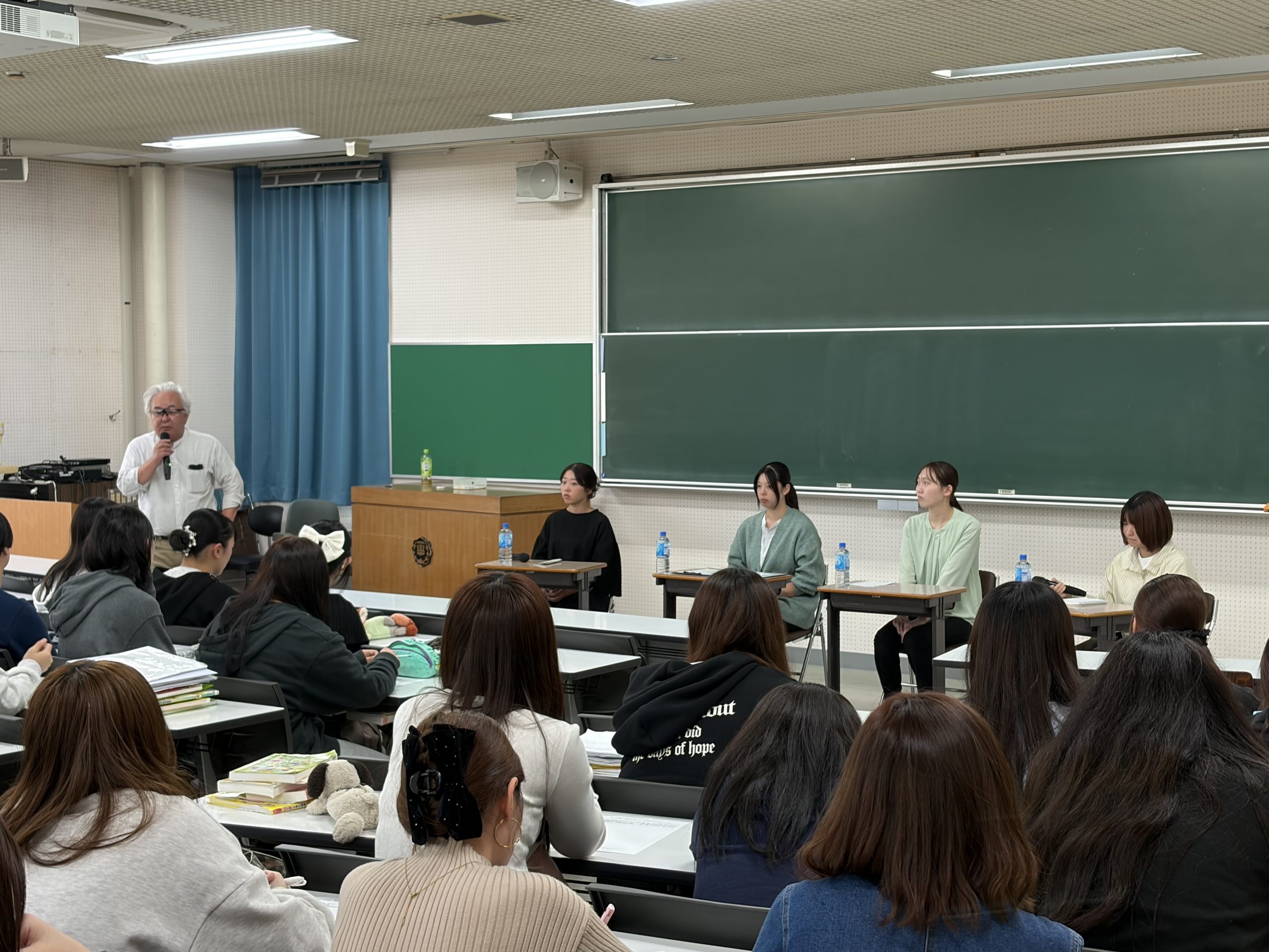 子ども学科が進路ガイダンス「卒業生からのアドバイス」を実施しました