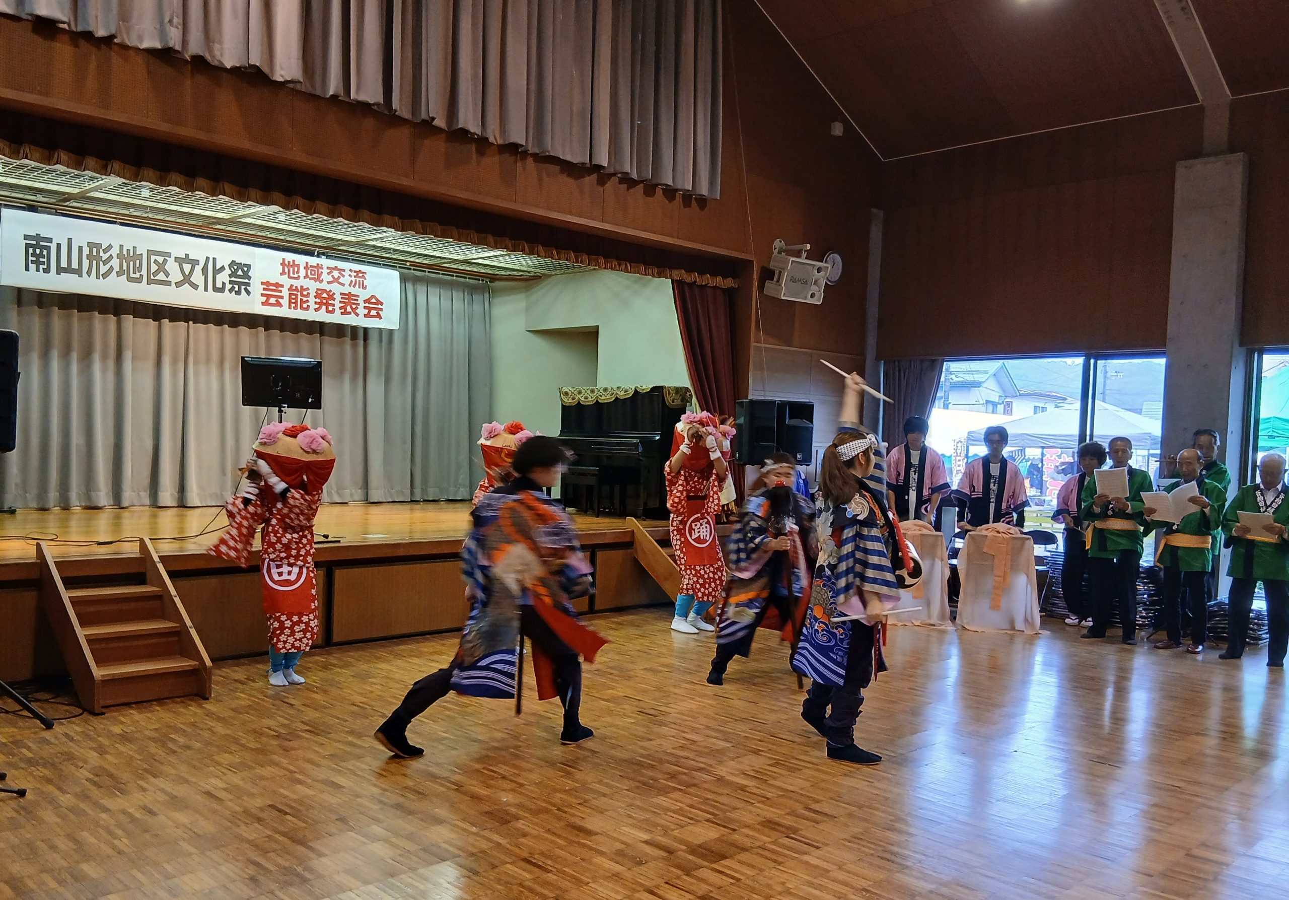 民俗芸能サークル「舞」が南山形地区文化祭にて谷柏田植踊を披露しました